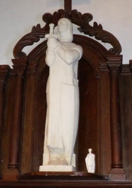 Eglise d'Aibes, statue en pierre