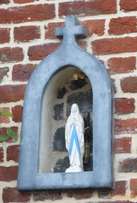 Niche dédiée à la Vierge à Audignies.