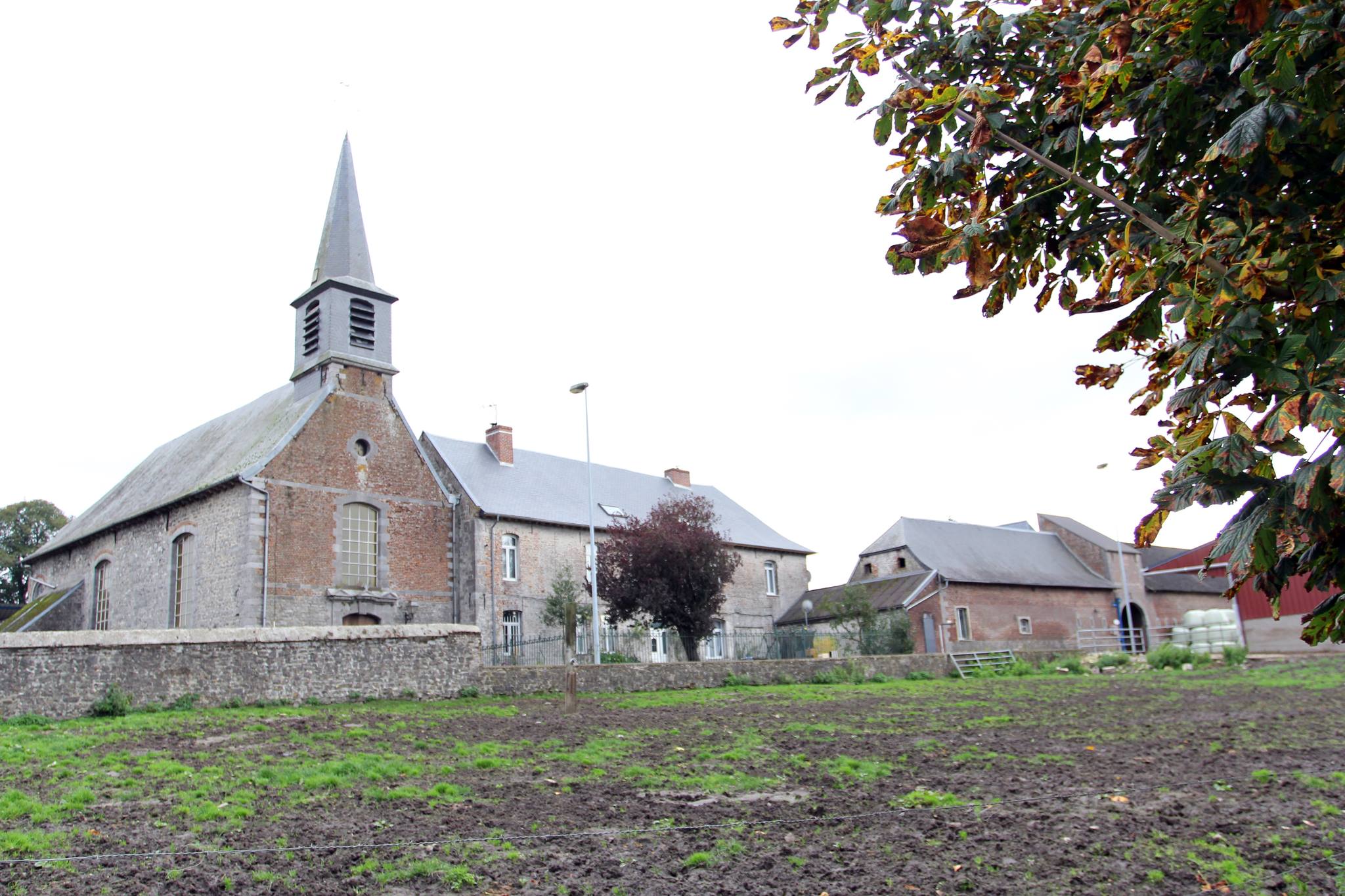 L'église d'Aymeries et l'ancienne ferme du prieuré à Aulnoye Aymeries