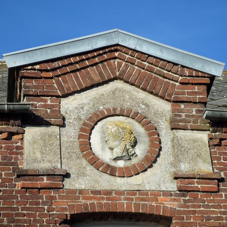 Emblème de la République sur l'ancienne mairie d'Aymeries.