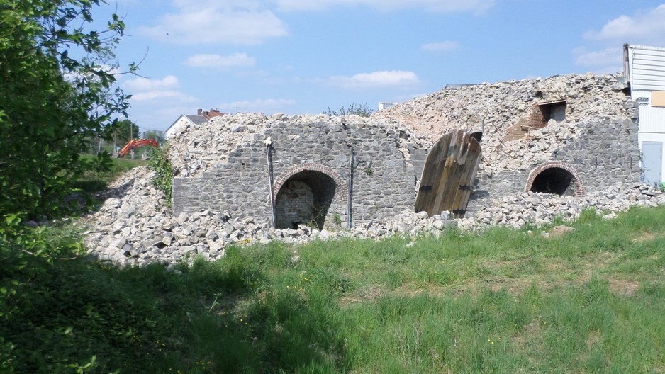 Aulnoye Aymeries, les ruines du four à chaux.