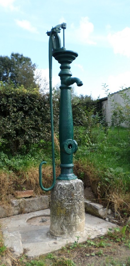 Ancienne pompe à eau à Aulnoye Aymeries.