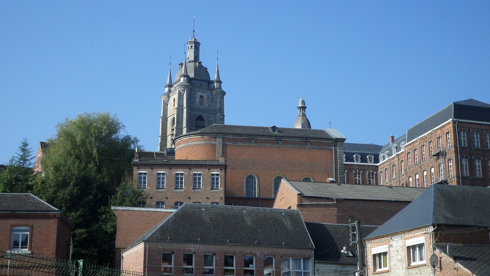 Le clocher de la collègiale à Avesnes sur Helpe.