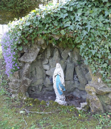 Grotte de Lourdes dans le jardin du presbytère à Avesnes sur Helpe.