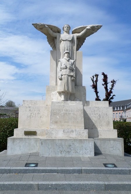 Monument aux morts à Avesnes sur Helpe