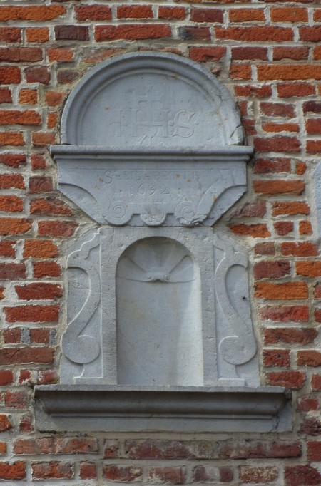 Niche de 1632 sur la façade de l'ancien hôpital d'Avesnes sur Helpe