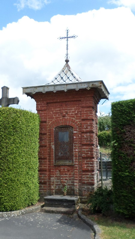 La chapelle du cimetière à Bousies.