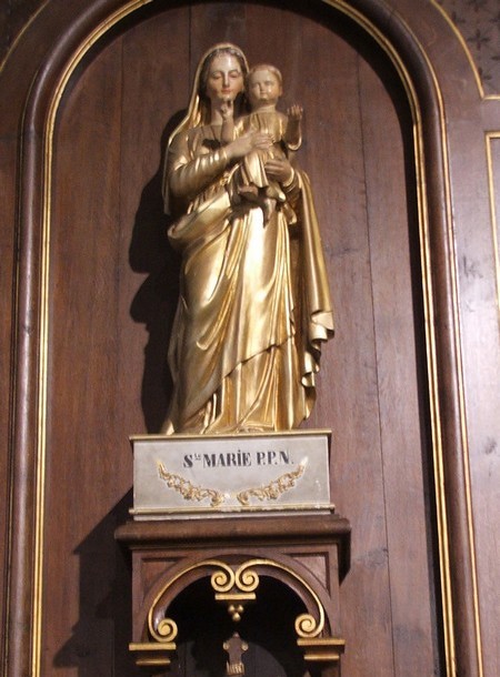 Statue dans l église de Bry