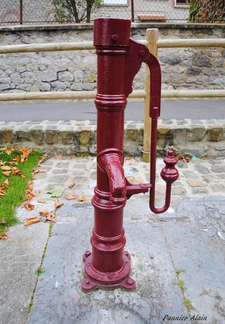 Cousolre, ancienne pompe au Marais.