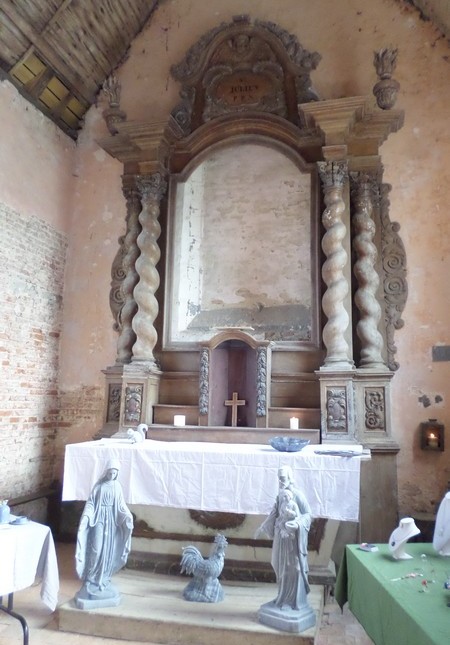 Intérieur de la chapelle St Julien au Mont Dourlers.