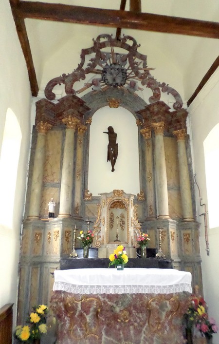 Eglise d'Eccles, le retable et l'autel.