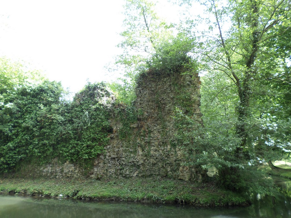 Le château d'Eclaibes.