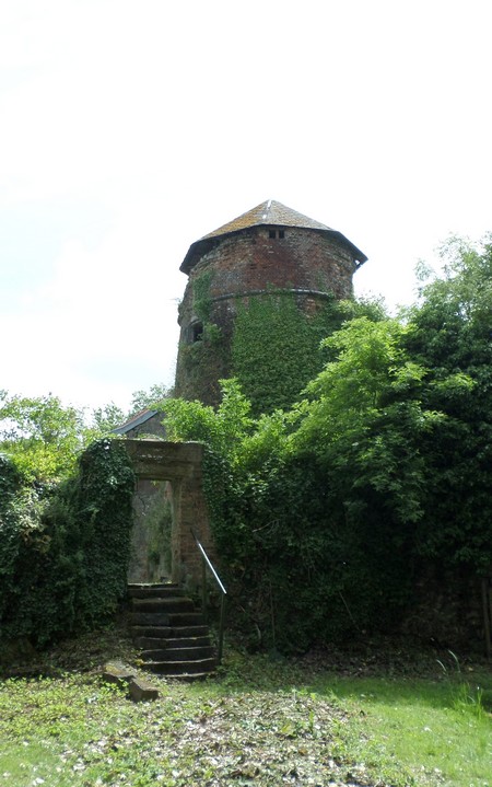 Le château d'Eclaibes, la tour de la sorcière.