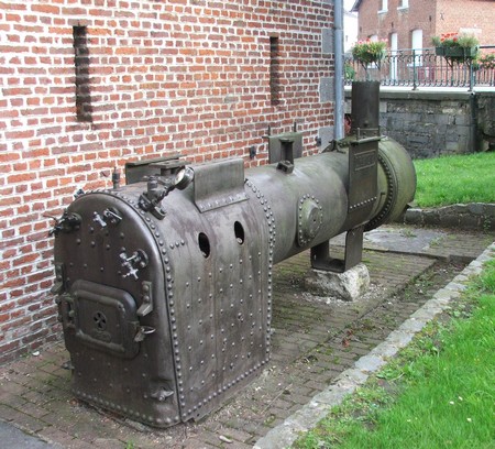 La locomobile : machine à vapeur utilisée pour l'étuvage du bois à Felleries