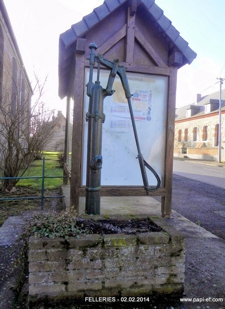 Ancienne pompe à Felleries.