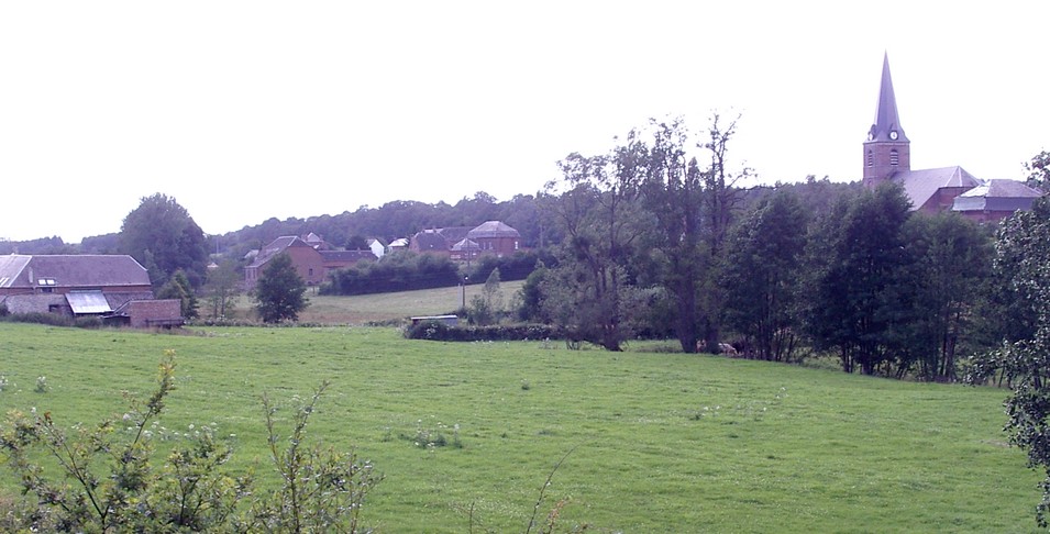 Vue sur le village de Felleries et la campagne environnante.