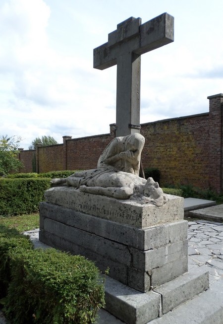 Monastère des clarisses à Fourmies, le monument de l'ancien cimetière.