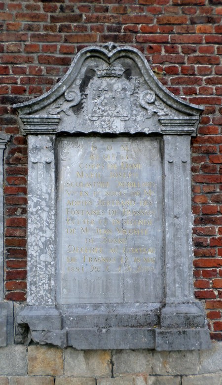 Eglise de Frasnoy : pierre tombale