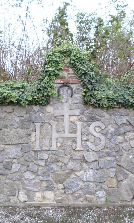 Monogramme du Christ sur le mur de l'ancien prieuré à Grand Fayt