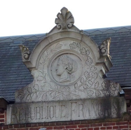 Fronton de la mairie d'Hon Hergies