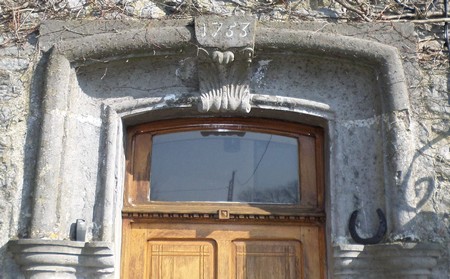 Linteau de porte à Hon Hergies.