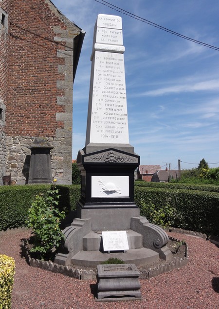 Monument aux Morts d'Houdain lez Bavay 