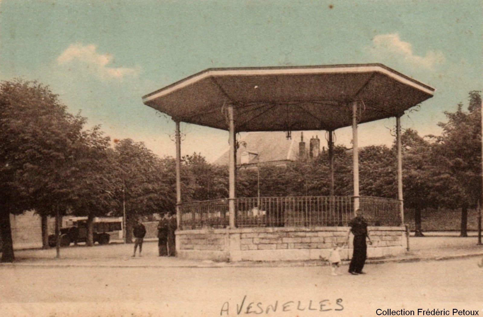 Le kiosque à musique d'Avesnelles sur une carte postale ancienne.