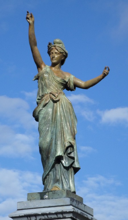 Statue de Marianne à La Flamengrie.