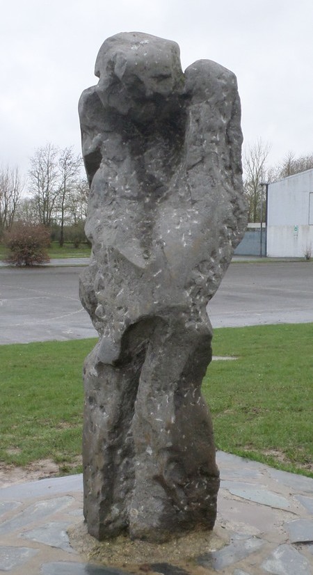Landrecies, Le Penseur, statue réalisée par le sculpteur franco-belge Eugène Dodeigne