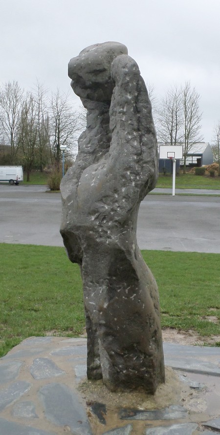 Landrecies, Le Penseur, statue réalisée par le sculpteur franco-belge Eugène Dodeigne