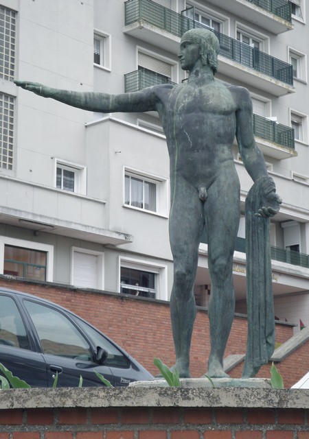 Statue d'Apollon en bronze située Place Verte à Maubeuge.