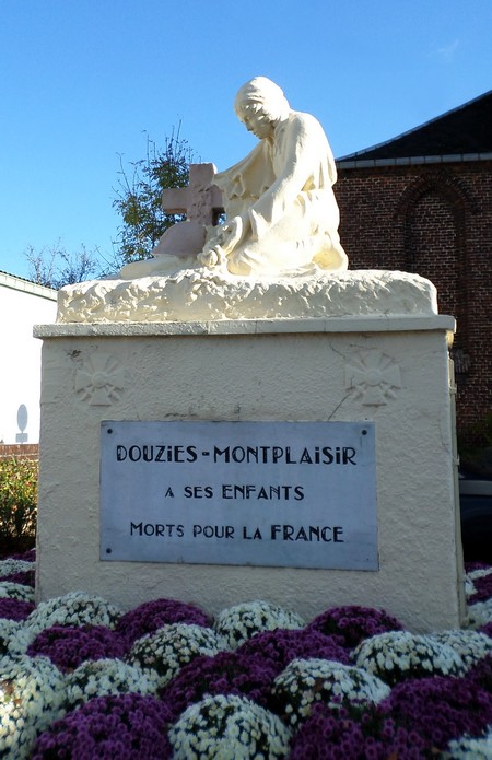 Monument aux Morts de Douzies à Maubeuge.