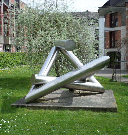 Sculpture contemporaine en inox réalisée en 1987 par le sculpteur hollandais Gérard Schuwirth. Square Jourdan à Maubeuge.