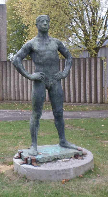 Statue d'athlète au stade de Maubeuge.