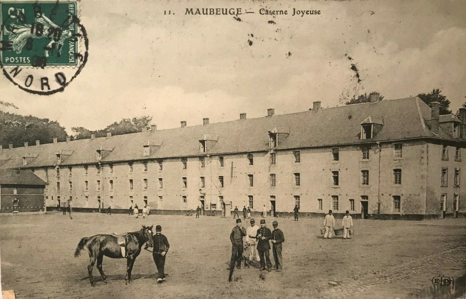 Cartes postales anciennes de Maubeuge, L'Esplanade et la Caserne Joyeuse.