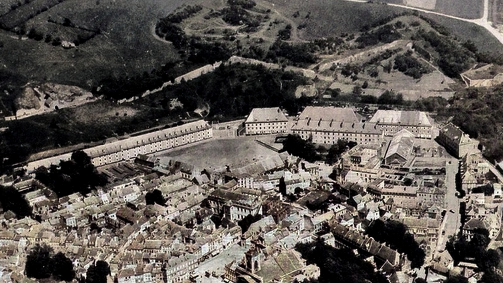 Les casernes Joyeuse sur une vue aérienne de 1933.