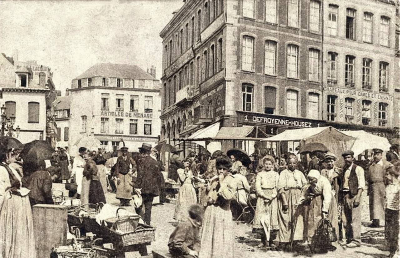 Carte postale de Maubeuge, place du marché aux Herbes. 