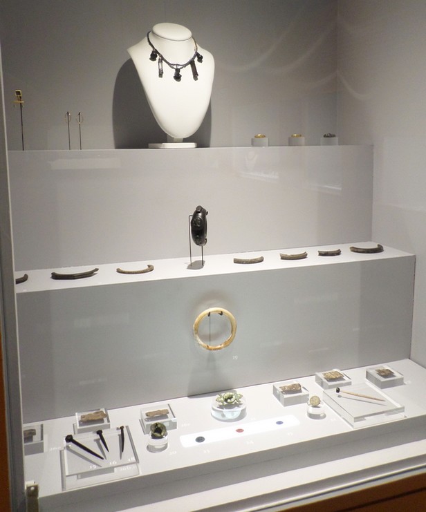 Forum Antique de Bavay, bijoux, accessoires de beauté