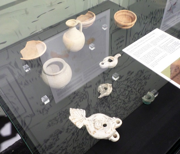 Forum Antique de Bavay, objets trouvés dans une tombe.