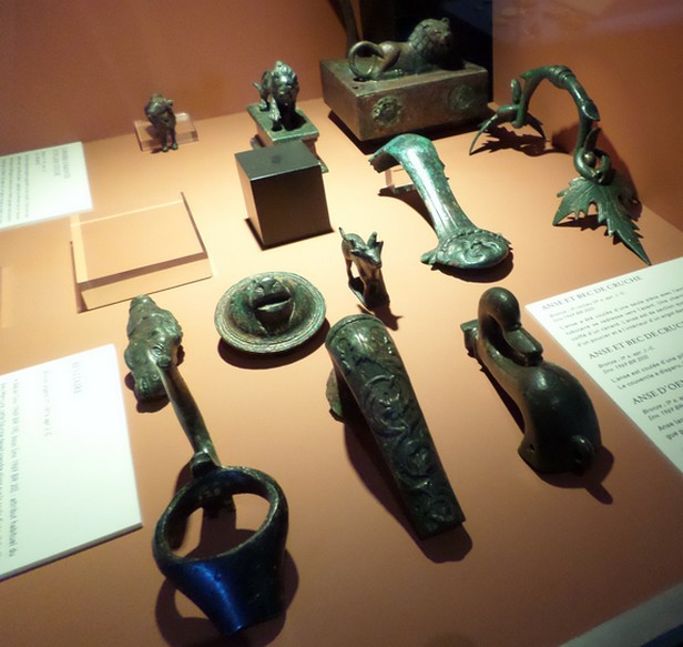 Forum Antique de Bavay, Musée et site archéologique : Anse et bec de cruche, bronze.