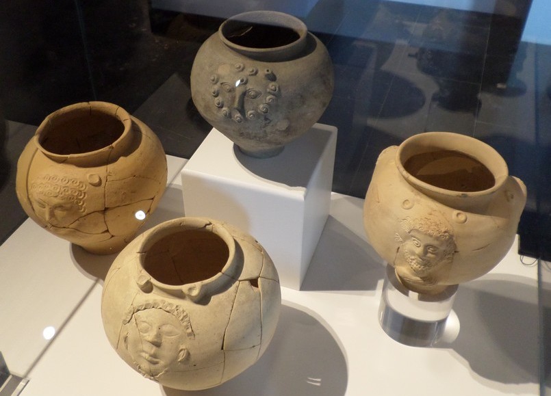 Forum Antique de Bavay, Musée et site archéologique : Vases à buste, Terre cuite, époque gallo-romaine.