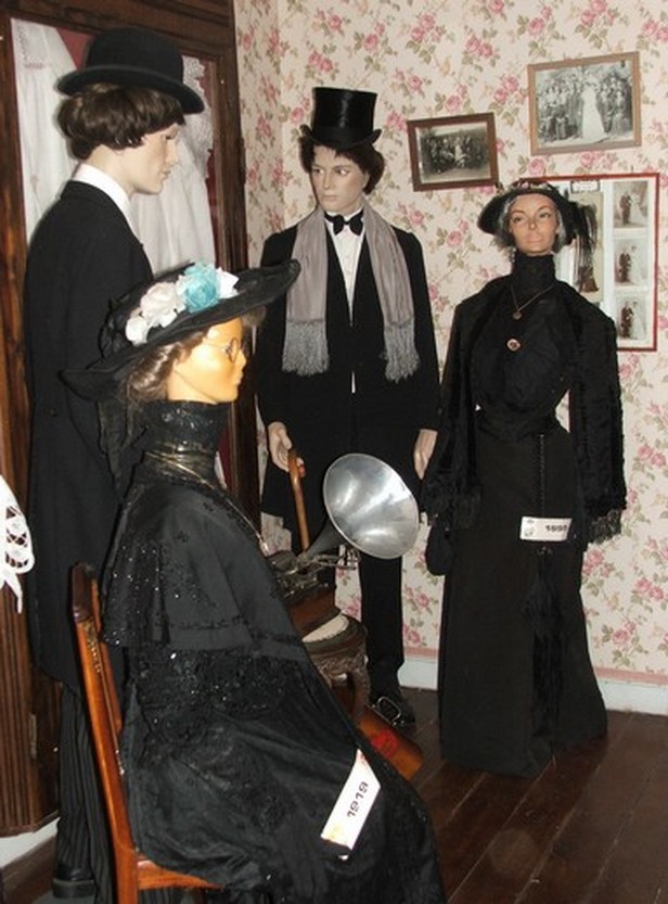 Musée de la Maison de Pays de Pont sur Sambre: collection de costumes.