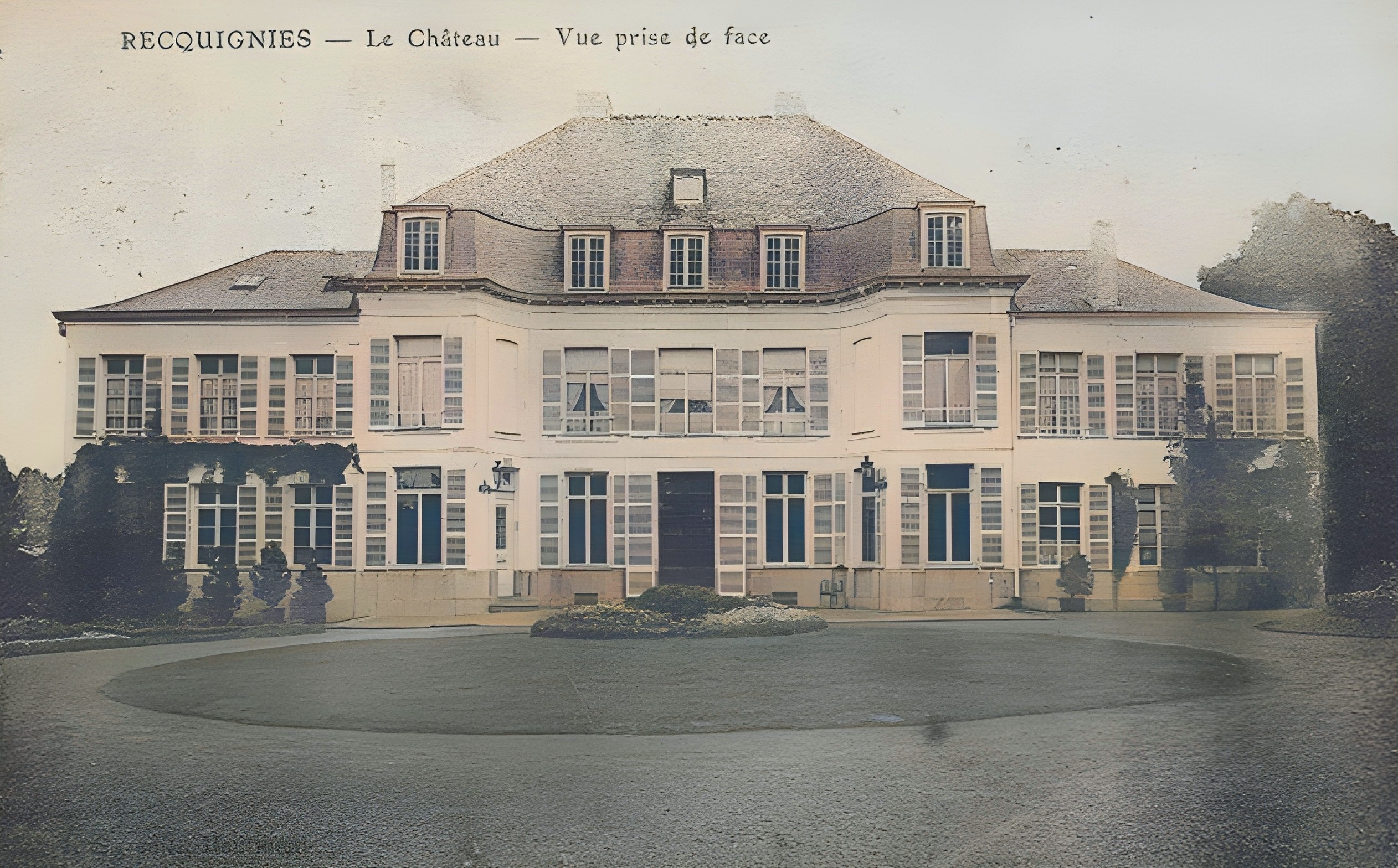 Recquignies, le chateau Carnière sur une carte postale ancienne