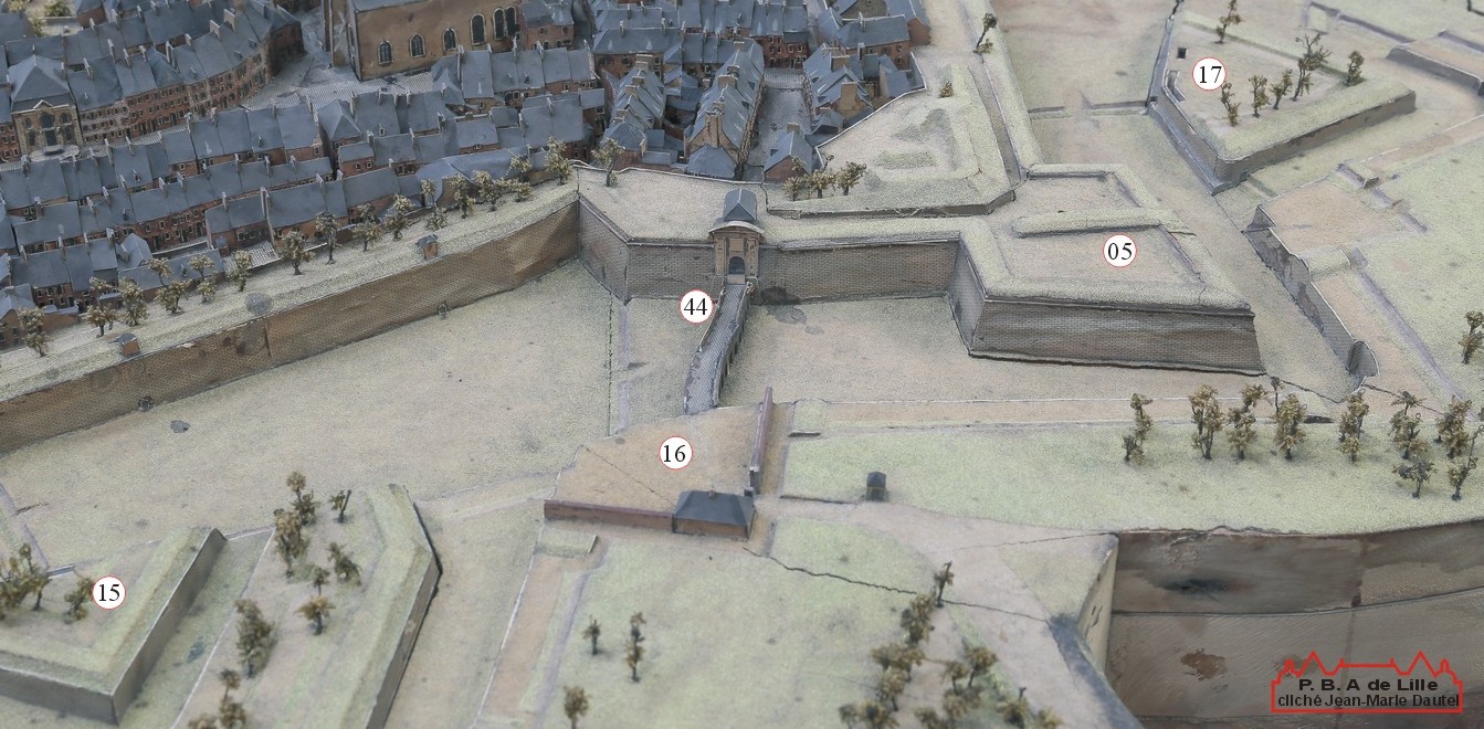 Les remparts d'Avesnes sur Helpe. La porte de France sur le plan relief.