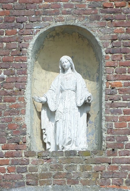 Vierge sur un mur à  Robersart.