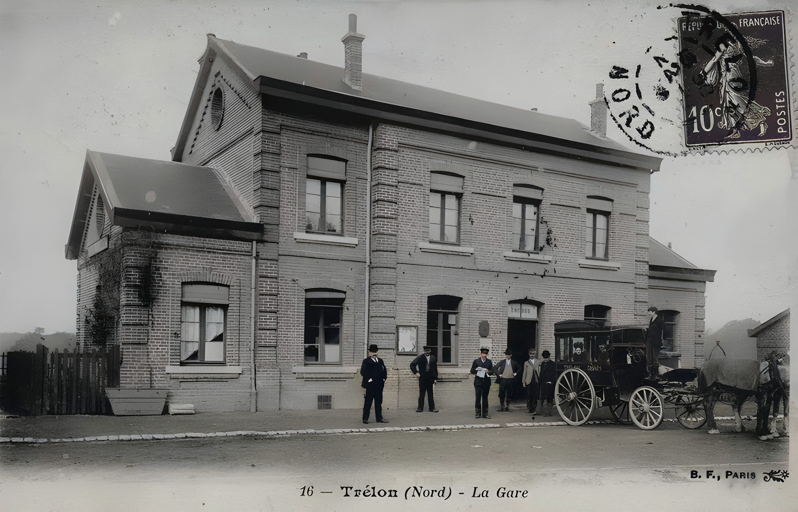 La gare de Trélon-Glageon située en face des pavillons