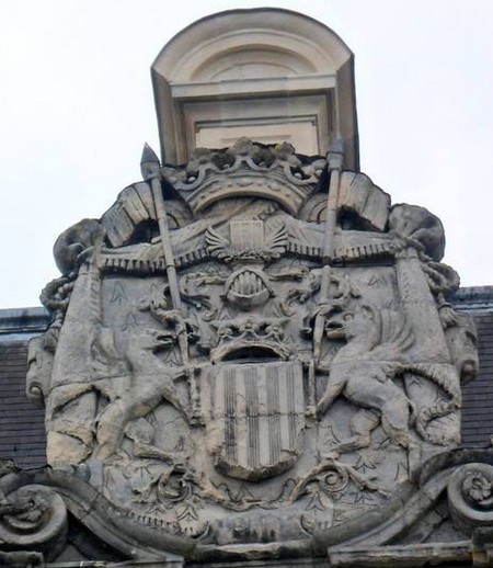 Blason sculpté du château de Trélon