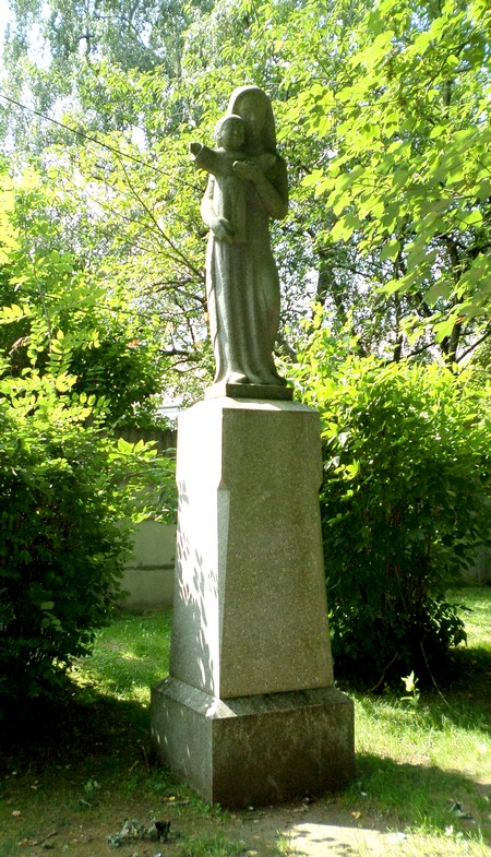 Sculpture de la Vierge dans un parc près du château de Trélon