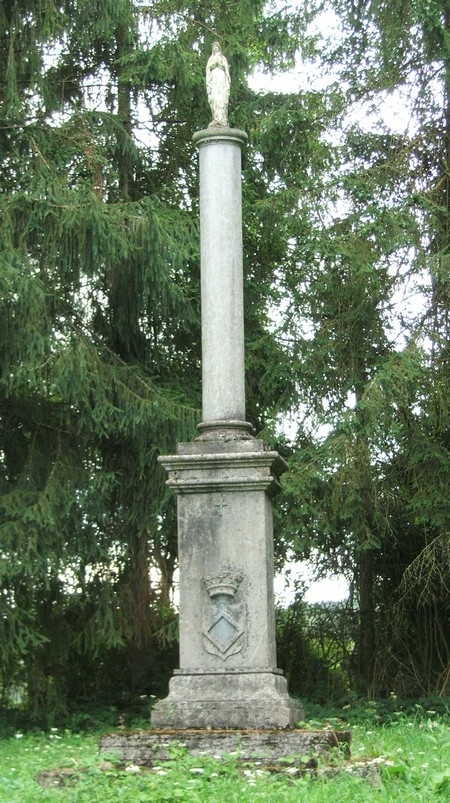 Statue de la Vierge à Trélon.