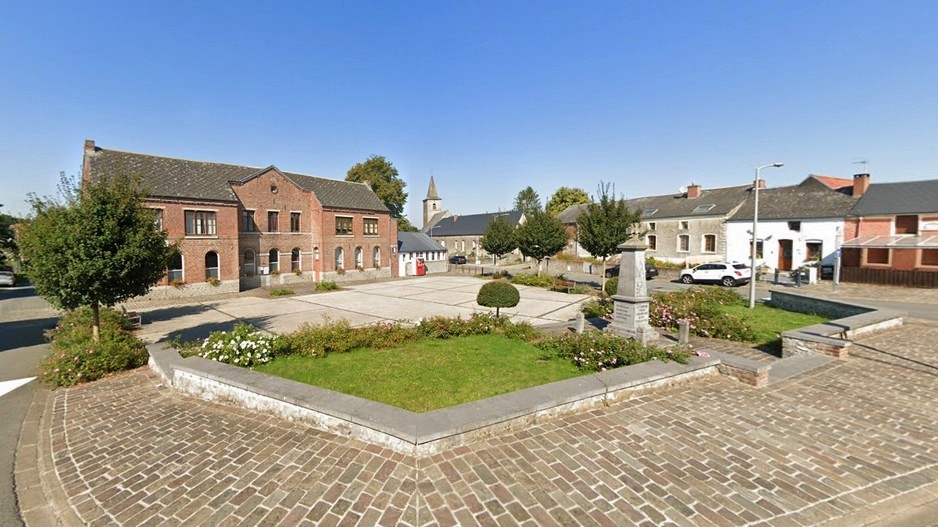 La place et l'église d'Aibes.